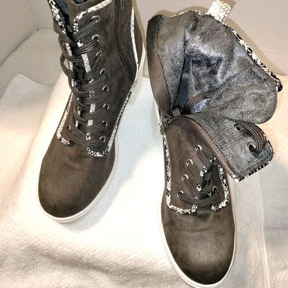 Bamboo Women's Taupe Platform Chunky Heeled Boot Sz EU/37.5 US 7.5 - Picture 8 of 9